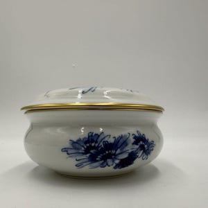 Rare 19th Meissen Porcelain Blue Daisies Trinket Box Porcelain White/blue German