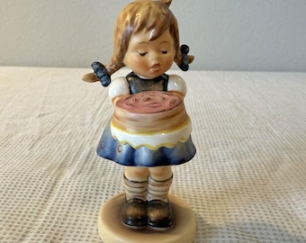 Goebel Hummel &quot;Sweet As Can Be&quot; 541 Mint 4-1/4” Exclusive Ed, MI HUMMEL Club
