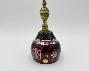 Campana de cristal tallado de color rojo rubí vintage con asa de latón dorado ornamentada, fabricada en Polonia.