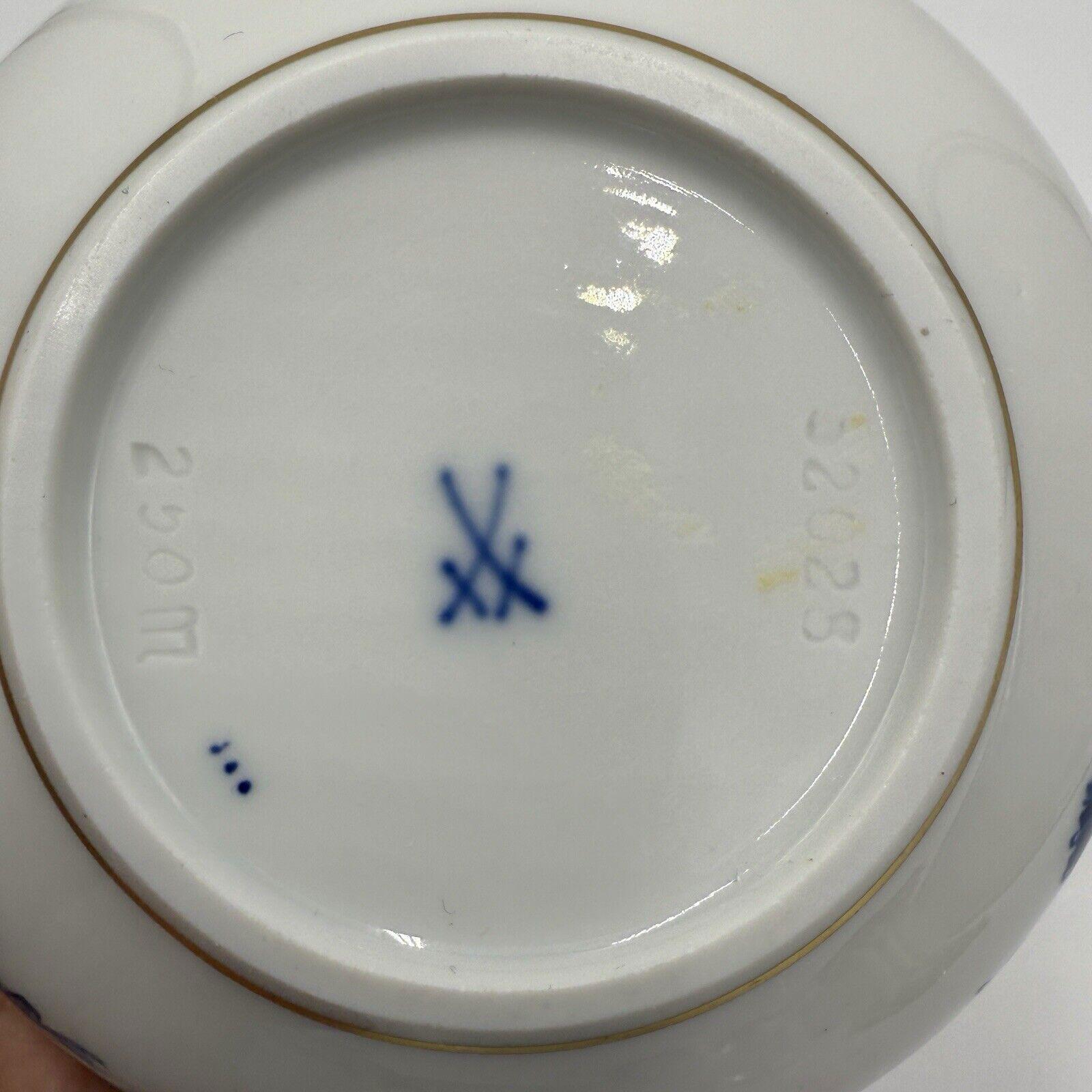 希少な19世紀マイセン磁器の小物入れ：青いヒナギク、ドイツ風装飾