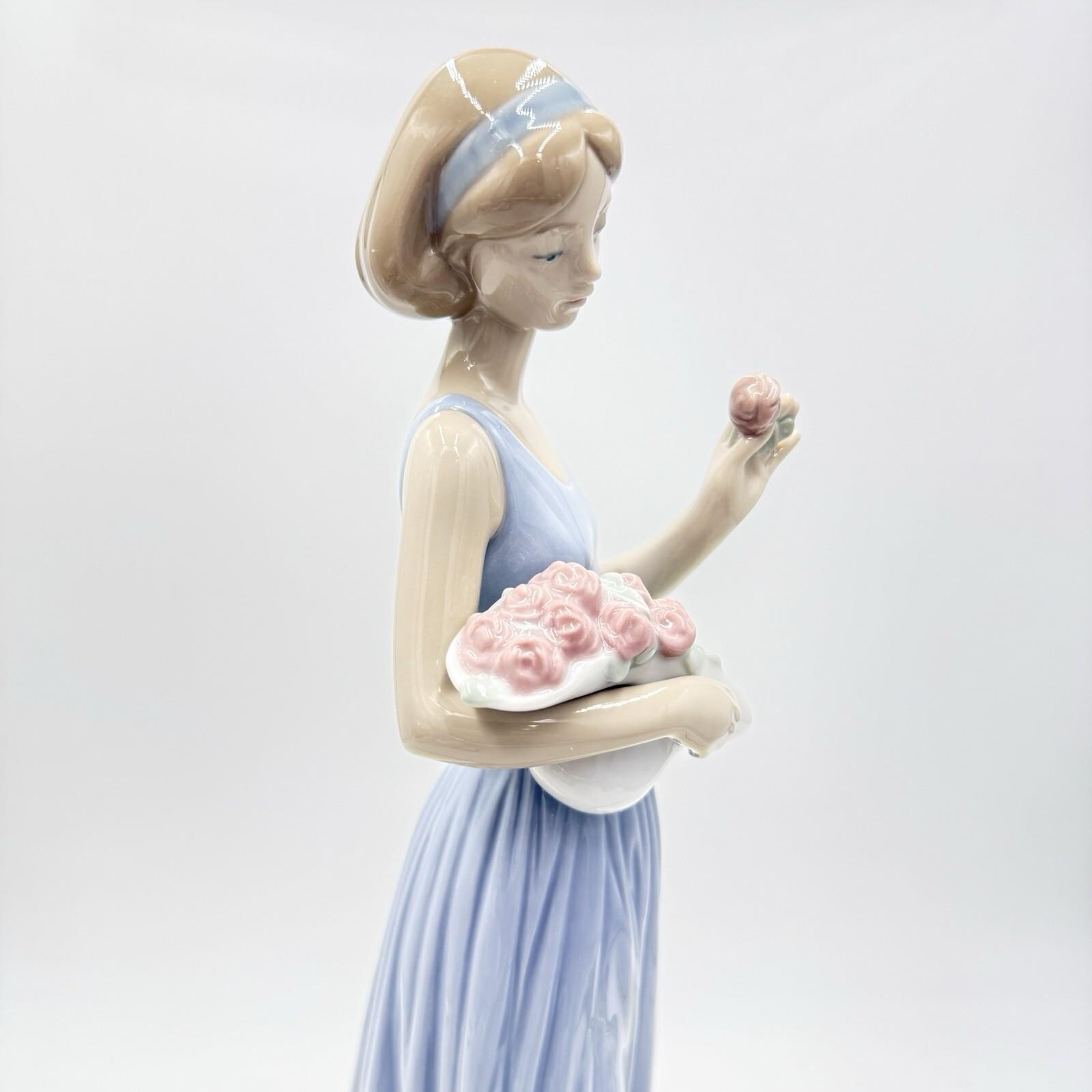 リヤドロ作 ナオ マイ・リトル・ブーケ 花を持つ少女 12.5インチ 磁器