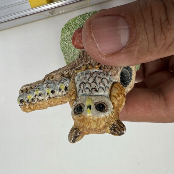 バジル・マシューズ作 枝にとまるフクロウと赤ちゃんフクロウ サイン