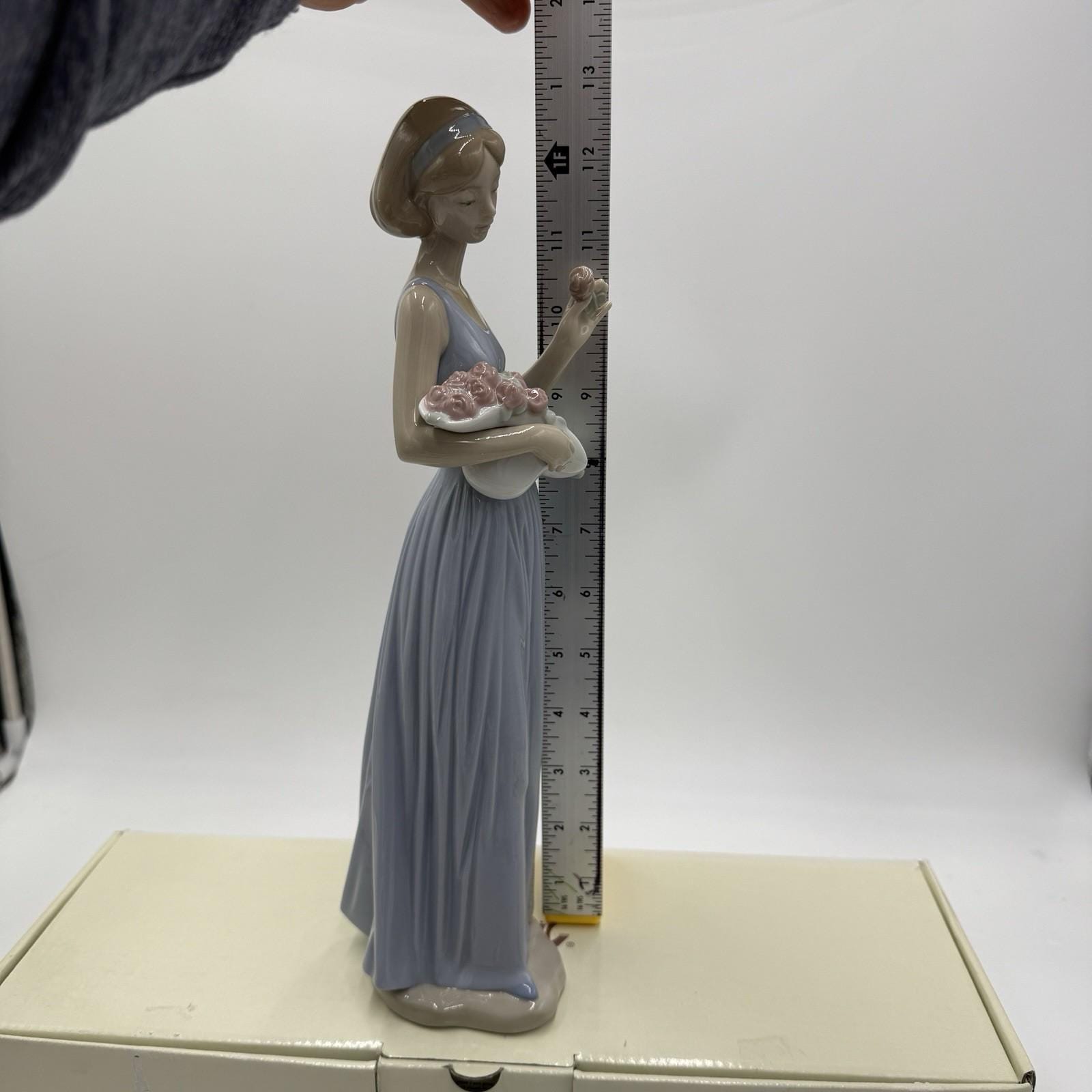 リヤドロ作 ナオ マイ・リトル・ブーケ 花を持つ少女 12.5インチ 磁器