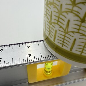 Recipiente de mesa con tapa de cerámica amarilla de 4,5" de Anthropologie Nature imagen 10