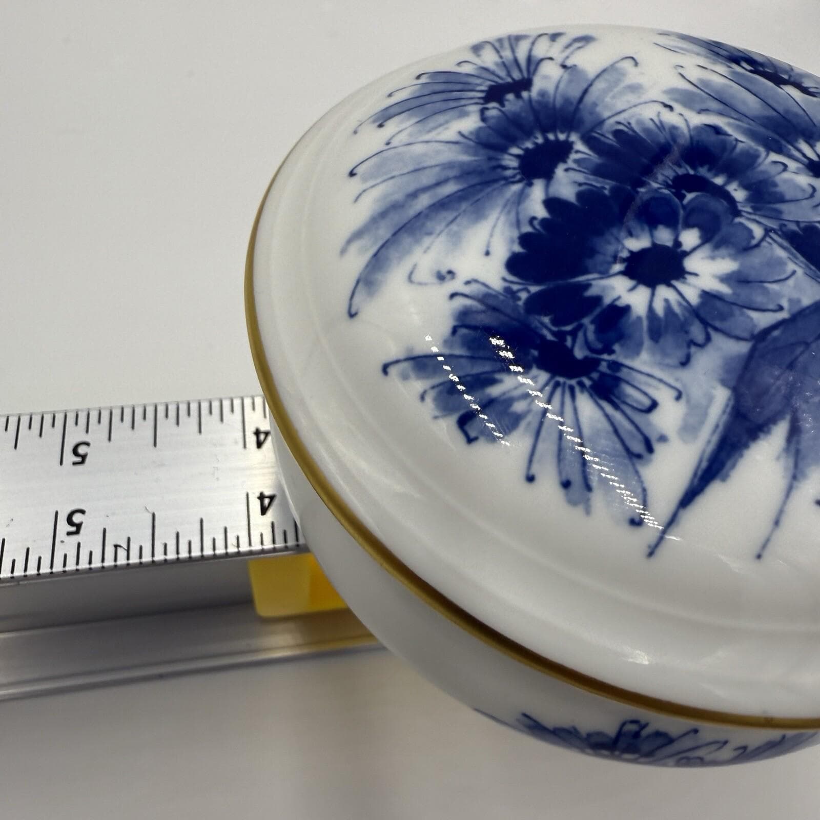 希少な19世紀マイセン磁器の小物入れ：青いヒナギク、ドイツ風装飾