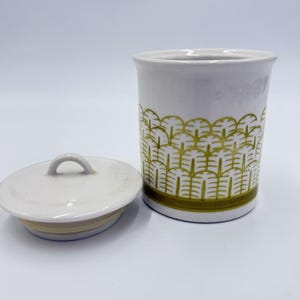 Recipiente de mesa con tapa de cerámica amarilla de 4,5" de Anthropologie Nature imagen 8