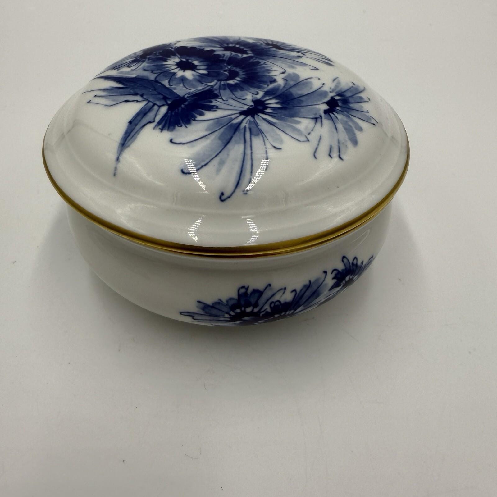 希少な19世紀マイセン磁器の小物入れ：青いヒナギク、ドイツ風装飾