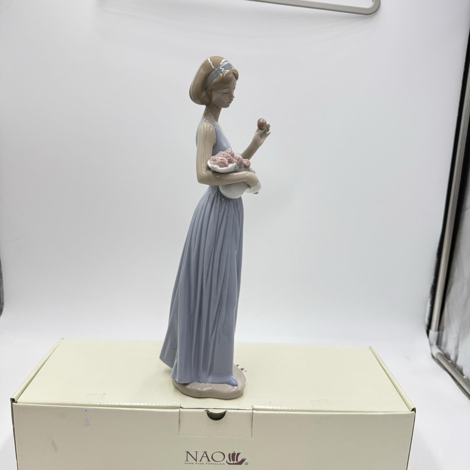 リヤドロ作 ナオ マイ・リトル・ブーケ 花を持つ少女 12.5インチ 磁器