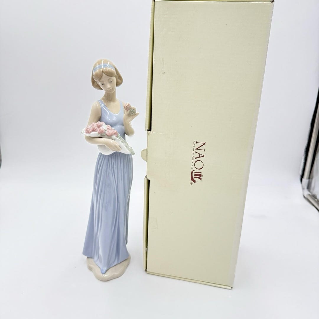 Nao by LLADRO My Little Bouquet Girl Holding Flowers 12.5