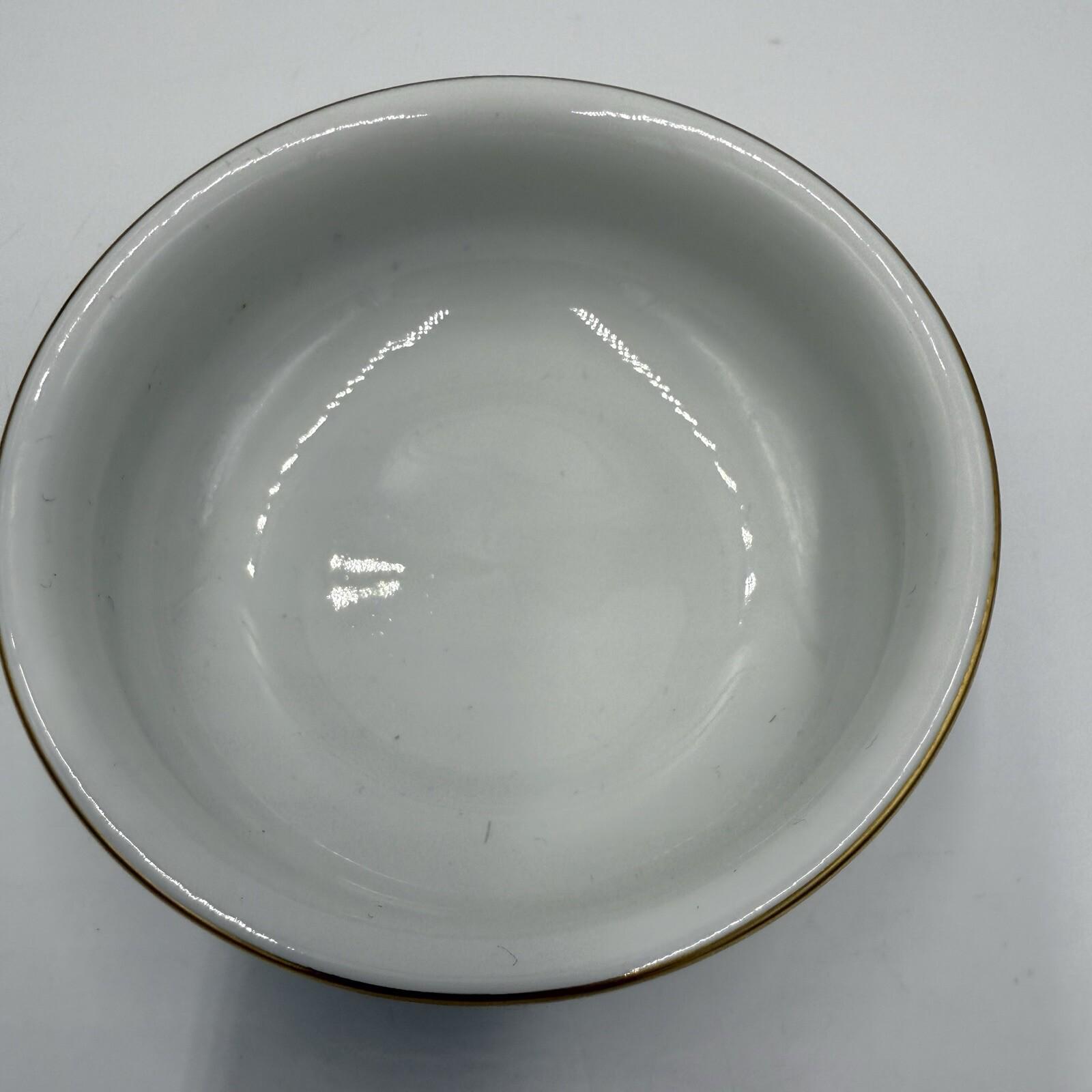 希少な19世紀マイセン磁器の小物入れ：青いヒナギク、ドイツ風装飾