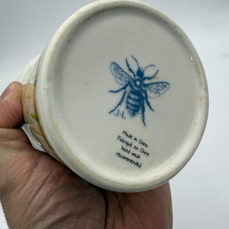 Recipiente de mesa con tapa de cerámica amarilla de 4,5" de Anthropologie Nature imagen 4