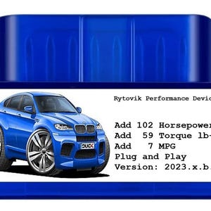 Può includere: Un dispositivo blu con un'immagine di un'auto dei cartoni animati e testo che recita "Rytovik Performance Device", "Add 102 Horsepower", "Add 59 Torque lb-ft", "Add 7 MPG", "Plug and Play" e "Version: 2023.x.b.7".