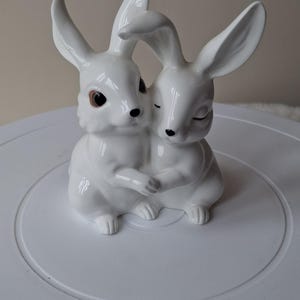 Porcelana kostna Royal Osborne z białymi króliczkami w kształcie przytulania - z puncą probierczą