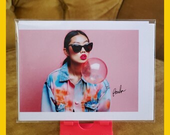 Asiatische Modell bläst eine Pink Bubble Glossy 5x7 Fine Art Photography