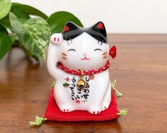 thumbnail image 2 of Traditional Gold Chinese Lucky Waving Cat – Maneki Neko – Feng Shui Ornament 2 of 6