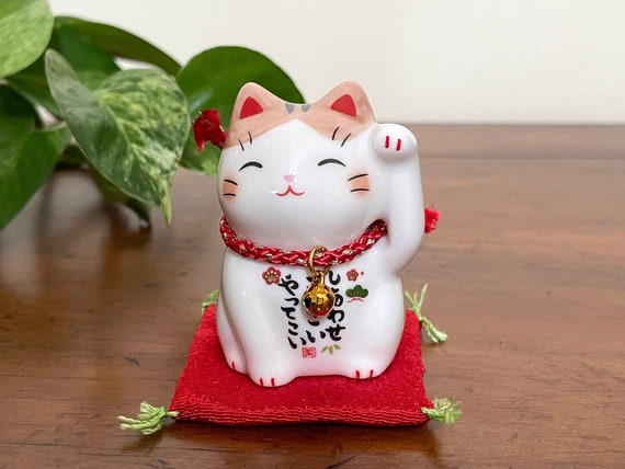 Beckoning cat statue discount