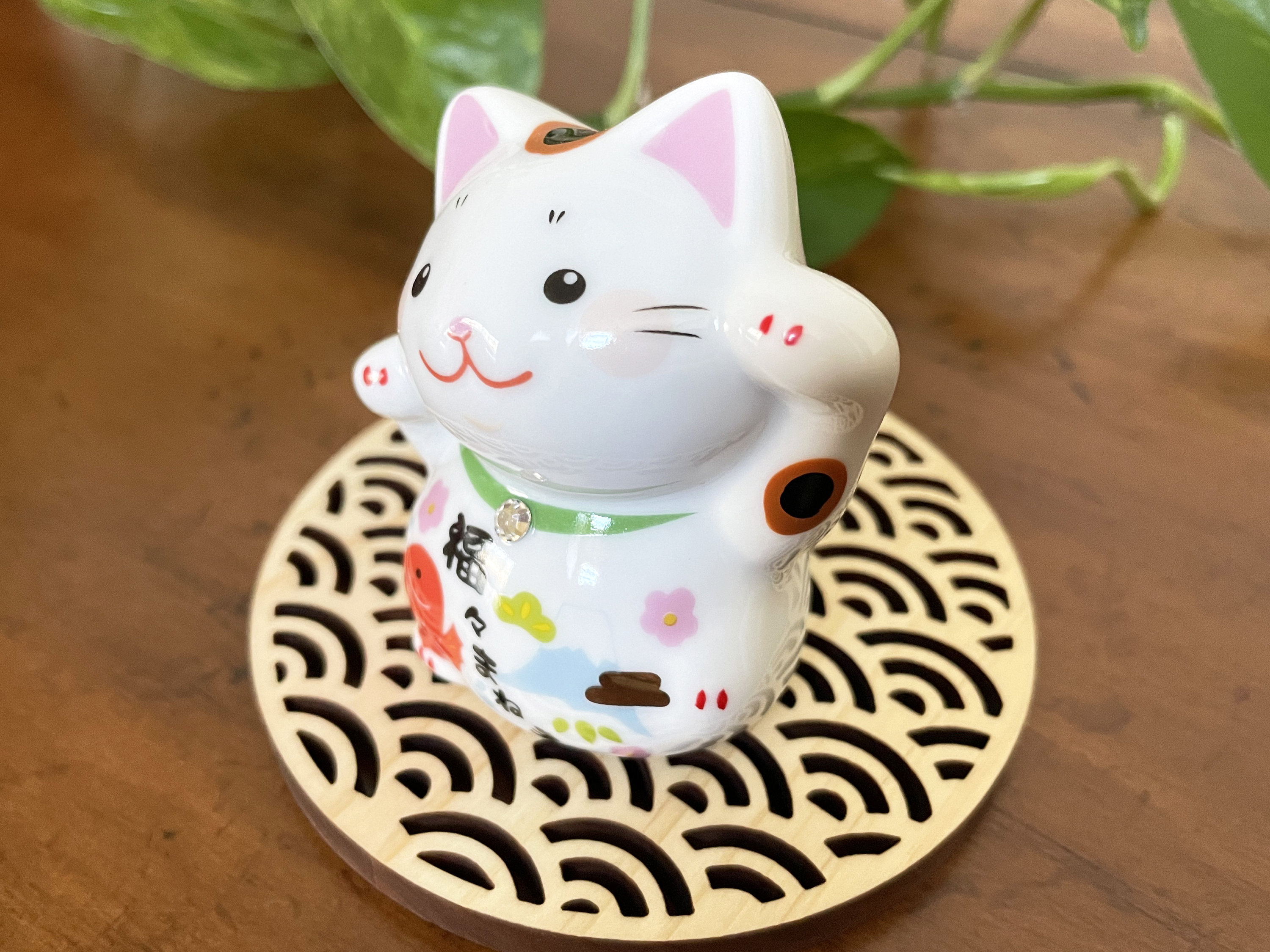 Japanese Maneki Neko Lucky Cat Figurine: Good Fortune Feng Shui