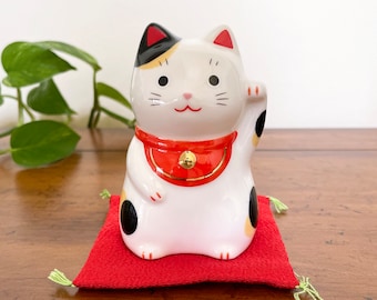 Japanese Lucky Cat Statue: Maneki Neko, Good Fortune Gift