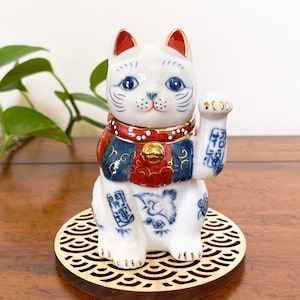 Japanese Maneki Neko Lucky Cat Statue: Handcrafted Desk Decor