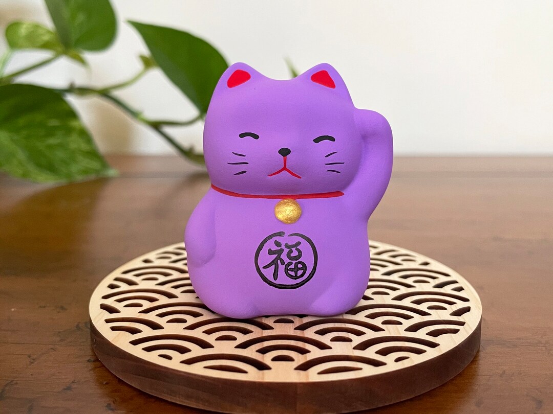 月型紫色ラグ イタリア製　猫型 Lavender Maneki Neko: Japanese Lucky Cat Statue, Feng Shui Decor