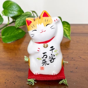 Japanese Maneki Neko Lucky Cat Statue: Good Fortune Feng Shui Decor