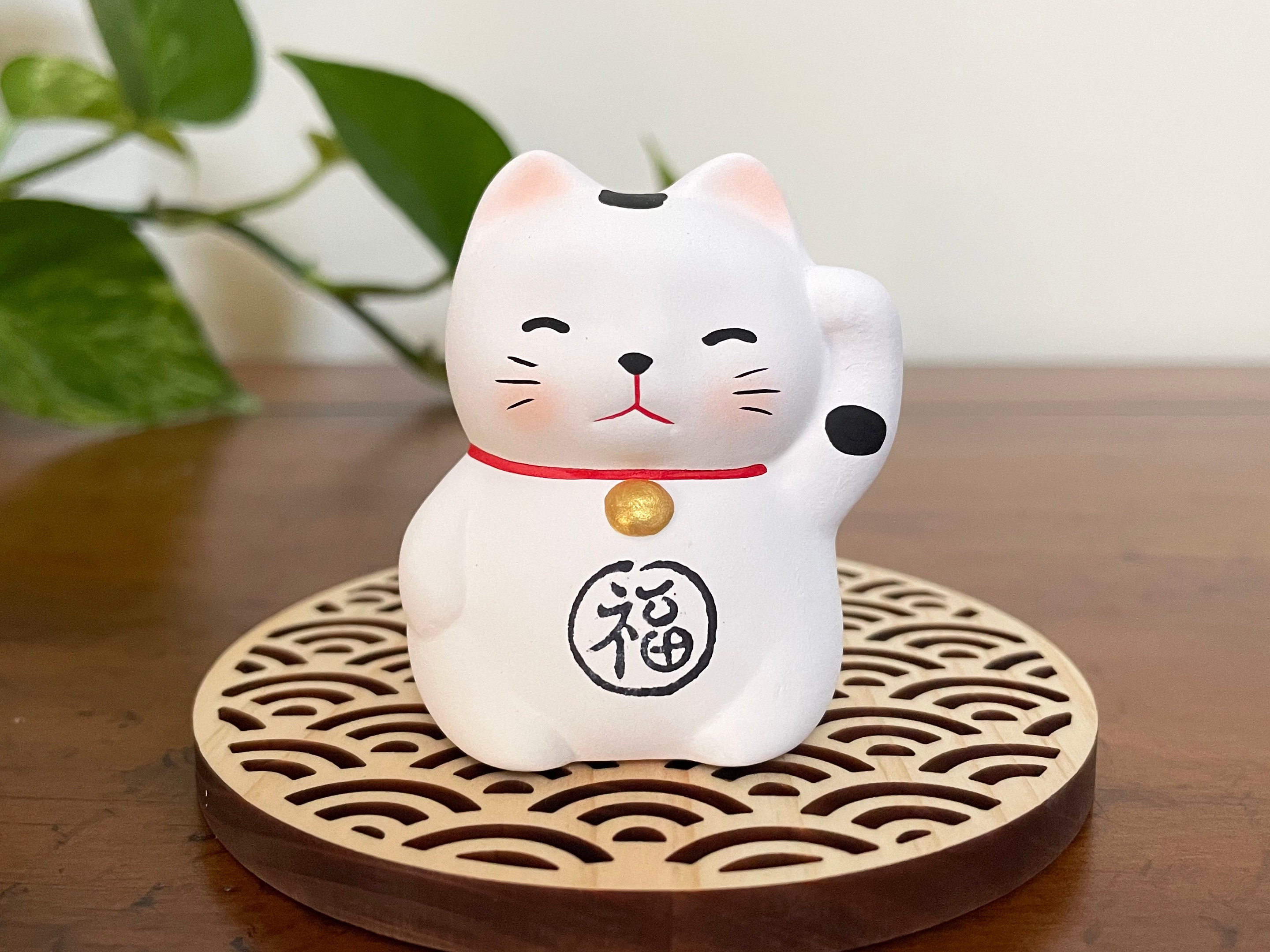 thumbnail image 2 of Traditional Gold Chinese Lucky Waving Cat – Maneki Neko – Feng Shui Ornament 2 of 6