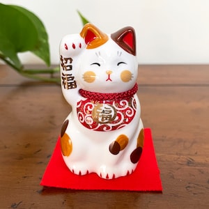 Japanese Lucky Cat Statue: Maneki Neko Desk Decor (2.5&quot;H)