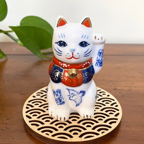 Japanese Maneki Neko Lucky Cat Statue: Handcrafted Desk Decor