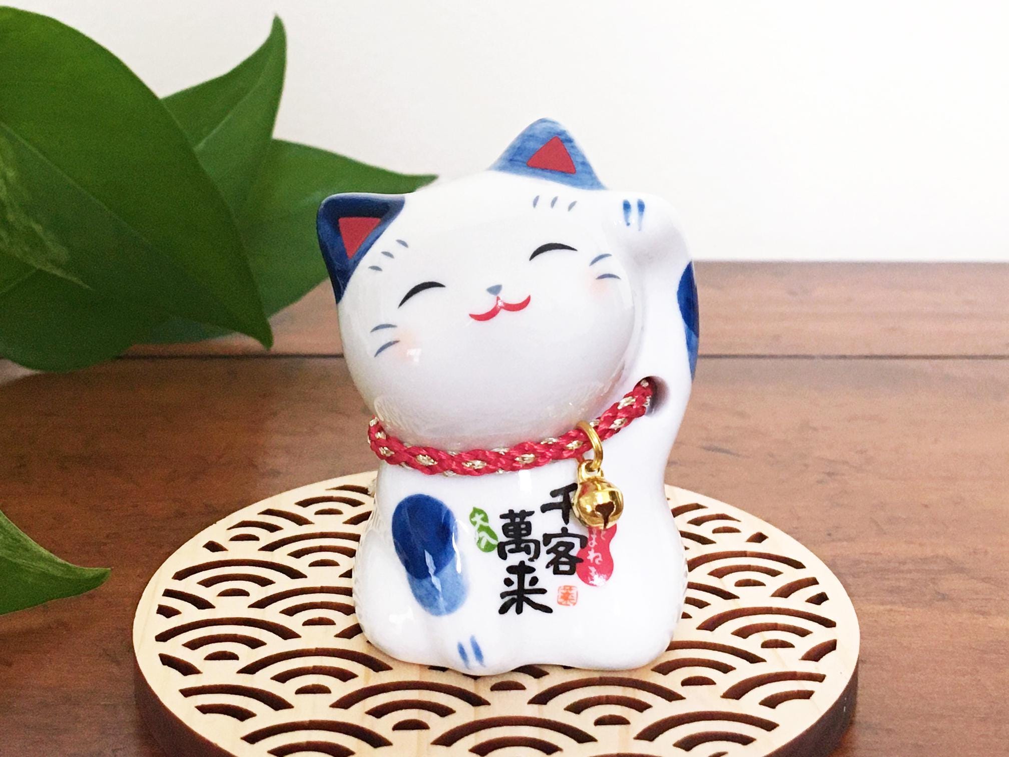 Amosfun Set Di 5 Maneki-Neko Gatto Portafortuna Giapponese - Statuette In Ceramica Artigianale 5x4x4 Cm, Decorazione Zen Casa E Ufficio - 2