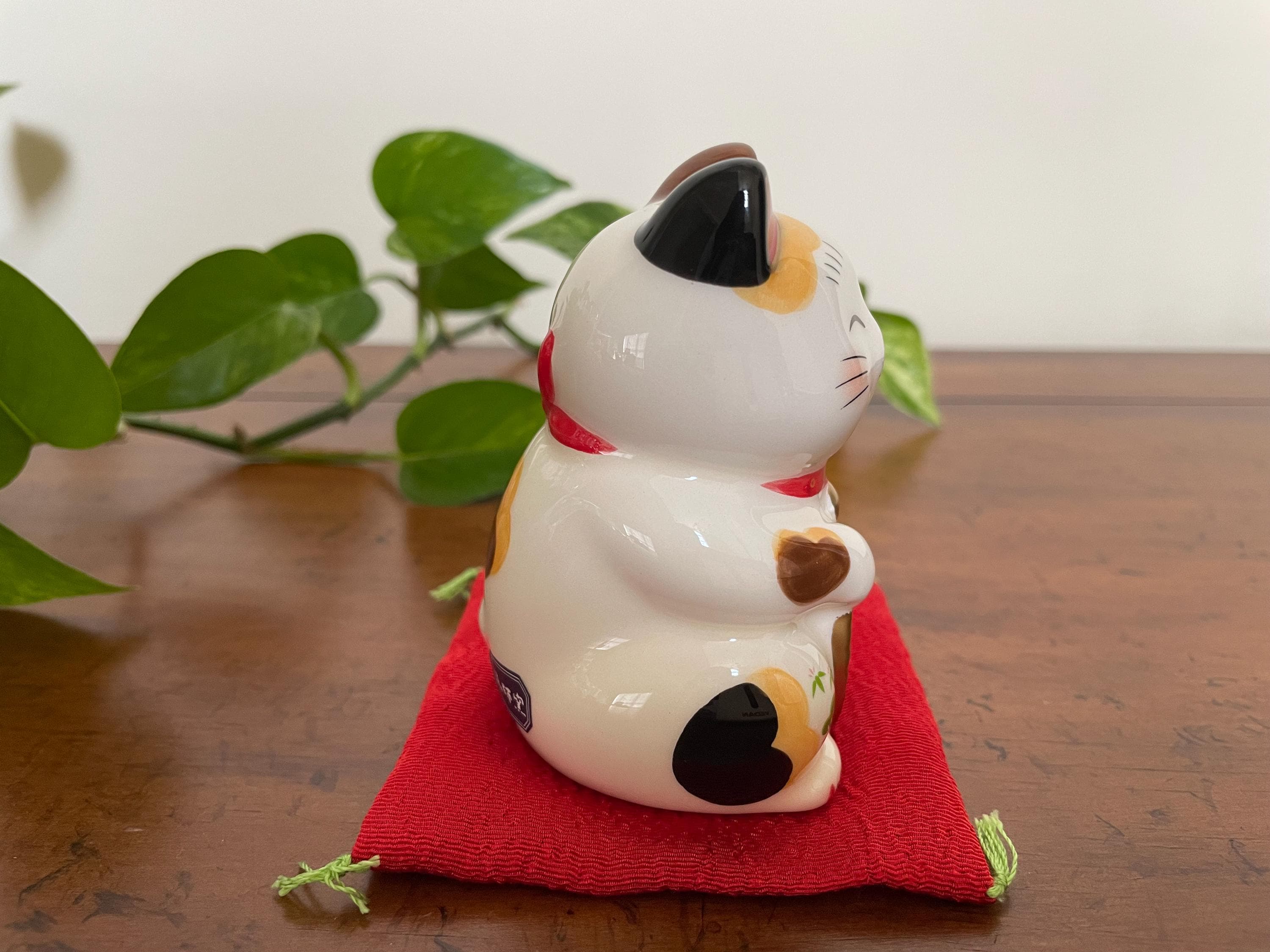 Japanese Lucky Cat Statue: Maneki Neko, Good Fortune Figurine - Etsy