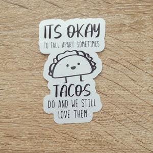 Não há problema em desmoronar, os TACOS desmoronam e nós ainda os amamos. Adesivo de vinil, adesivo à prova d'água, adesivo motivacional, adesivo