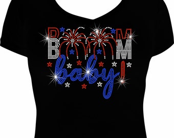 Könnte beinhalten: Schwarzes T-Shirt mit einem Strass-Design, das "BOOM baby!" mit roten, weißen und blauen Feuerwerkskörpern sagt.