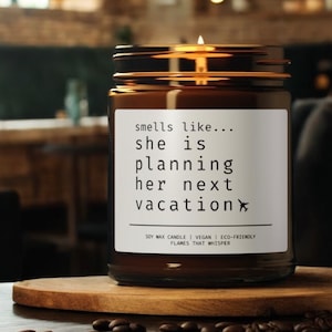 Cheira como se ela estivesse planejando sua próxima vela de férias | Presente de aniversário | Vela de aniversário | Amante de viagens | Modo Férias | Feriado | Natal