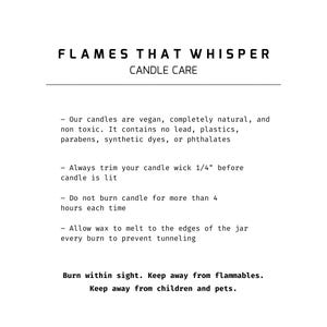 Puede incluir: Texto blanco sobre fondo blanco con instrucciones para el cuidado de las velas. El texto dice "FLAMES THAT WHISPER CANDLE CARE". Las instrucciones incluyen recortar la mecha, el tiempo de combusti&oacute;n y precauciones de seguridad. Las velas son veganas, naturales y no t&oacute;xicas.