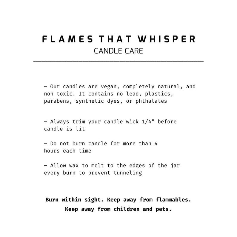 Puede incluir: Texto blanco sobre fondo blanco con instrucciones para el cuidado de las velas. El texto dice "FLAMES THAT WHISPER CANDLE CARE". Las instrucciones incluyen recortar la mecha, el tiempo de combusti&oacute;n y precauciones de seguridad. Las velas son veganas, naturales y no t&oacute;xicas.