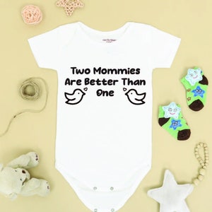 Due mamme sono meglio di una - Baby Onesie Cut File - svg png dxf tif - LGBT - Genitori gay - 2 mamme - cricut - silhouette