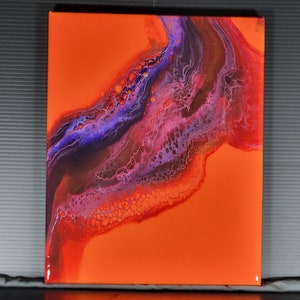 Puede incluir: Pintura abstracta sobre lienzo con un fondo naranja brillante y un dise&ntilde;o de remolino p&uacute;rpura y rosa.