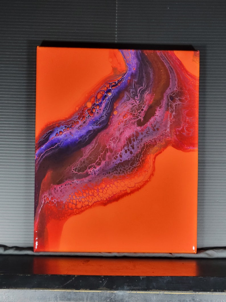 Puede incluir: Pintura abstracta sobre lienzo con un fondo naranja brillante y un dise&ntilde;o de remolino p&uacute;rpura y rosa.