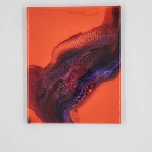 Puede incluir: Pintura abstracta sobre lienzo con un fondo naranja brillante y un dise&ntilde;o de remolino de color p&uacute;rpura oscuro y azul.