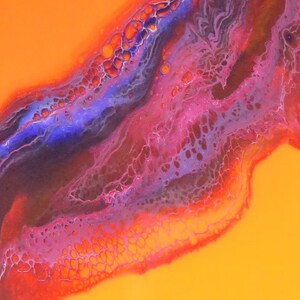 Puede incluir: Pintura abstracta con un fondo naranja vibrante y un patr&oacute;n de remolino de morado, rosa y azul.