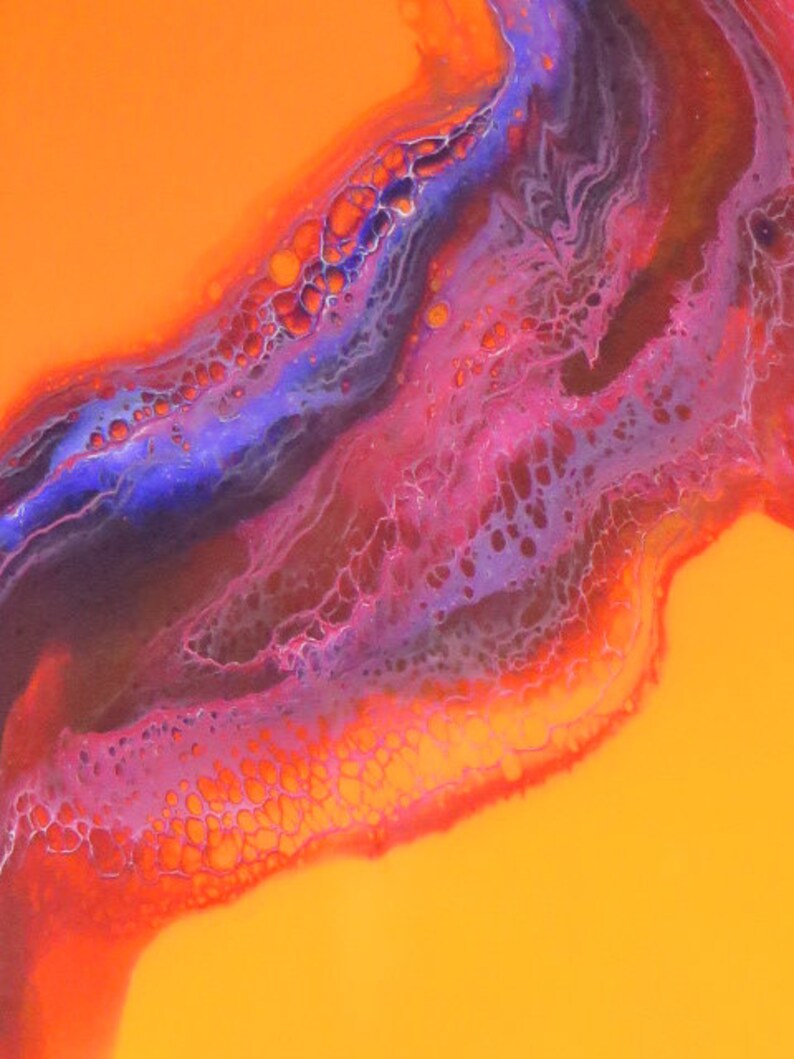 Puede incluir: Pintura abstracta con un fondo naranja vibrante y un patr&oacute;n de remolino de morado, rosa y azul.