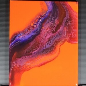 Puede incluir: Pintura abstracta sobre lienzo con un fondo naranja brillante y un patr&oacute;n de pintura p&uacute;rpura, rosa y blanca que se arremolina.
