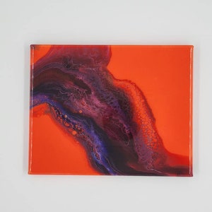 Puede incluir: Pintura abstracta sobre lienzo con un fondo naranja brillante y un dise&ntilde;o de remolino de color morado oscuro y azul.