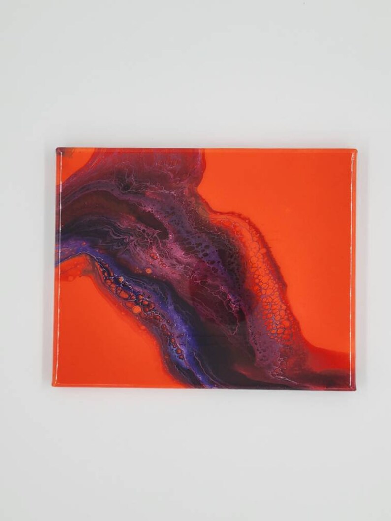 Puede incluir: Pintura abstracta sobre lienzo con un fondo naranja brillante y un dise&ntilde;o de remolino de color morado oscuro y azul.