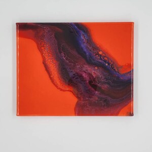 Puede incluir: Pintura abstracta sobre lienzo con un fondo naranja brillante y un remolino de color p&uacute;rpura oscuro y negro en la esquina superior derecha.