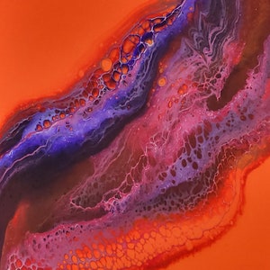 Puede incluir: Pintura abstracta con colores p&uacute;rpura, rosa y naranja que se arremolinan. Los colores crean un patr&oacute;n fluido y org&aacute;nico.