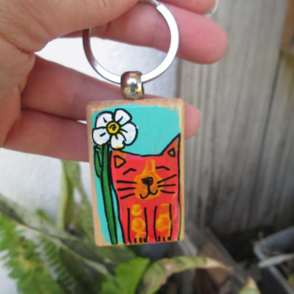Hand-painted Keychain featuring an orange kitty cat and a daisy, painted 2" keychain, adorable keychain, cute keychain gift, cat person gift