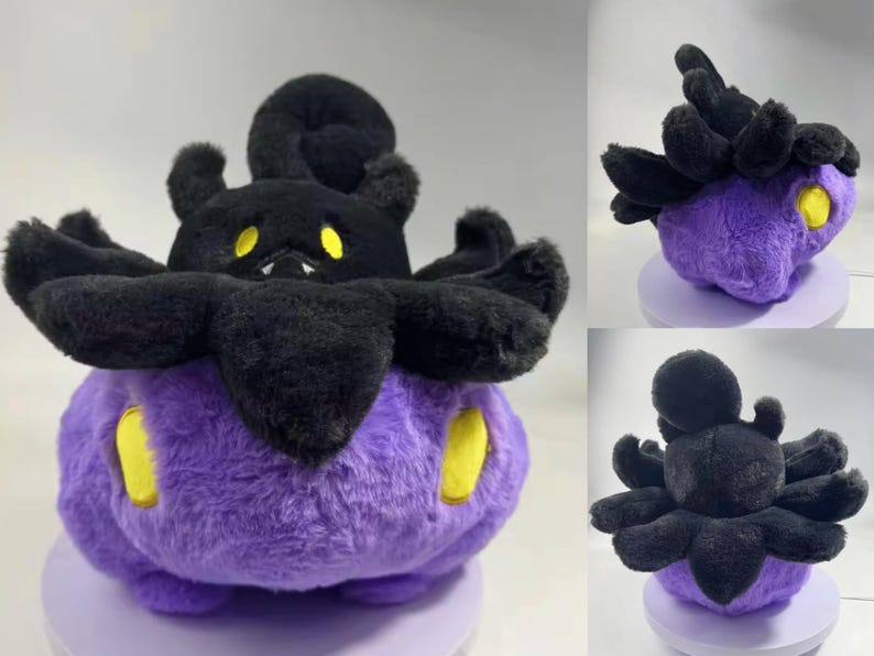 Puede incluir: Un peluche con forma de personaje de dibujos animados. Tiene un cuerpo morado con detalles amarillos y una cabeza negra con m&uacute;ltiples ap&eacute;ndices. El juguete es redondo y est&aacute; hecho de un material suave y esponjoso.