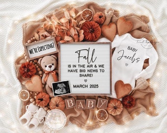 Puede incluir: Anuncio de nacimiento con temática otoñal con un body blanco que dice "Baby Jacxobs" y un letrero que dice "El otoño está en el aire y tenemos grandes noticias para compartir! Marzo 2025".