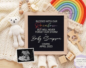 Pode incluir: Um quadro de letras preto com o texto "Blessed with our Rainbow but will never forget our storm Baby Simpson coming April 2023". O texto está em cores do arco-íris. O quadro de letras é cercado por itens para bebês, incluindo um urso de pelúcia branco de crochê, um arco-íris de crochê colorido, um chocalho de madeira e um par de sapatinhos brancos de crochê.